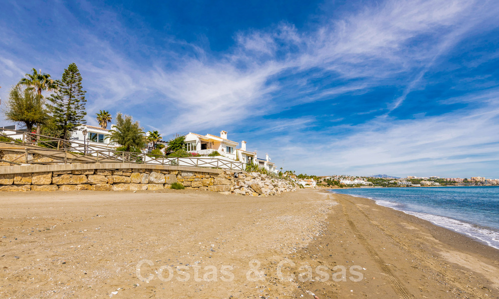 Eigentijdse, volledig gerenoveerde villa te koop, met open zeezicht gelegen in een strandurbanisatie van Estepona 45065