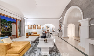 Ruime luxevilla te koop, in Andalusische stijl gesitueerd op een hoge positie in Nueva Andalucia, Marbella 45067 