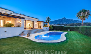 Ruime luxevilla te koop, in Andalusische stijl gesitueerd op een hoge positie in Nueva Andalucia, Marbella 45075 