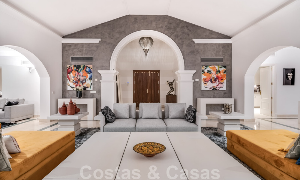 Ruime luxevilla te koop, in Andalusische stijl gesitueerd op een hoge positie in Nueva Andalucia, Marbella 45077