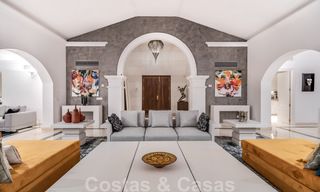 Ruime luxevilla te koop, in Andalusische stijl gesitueerd op een hoge positie in Nueva Andalucia, Marbella 45077 