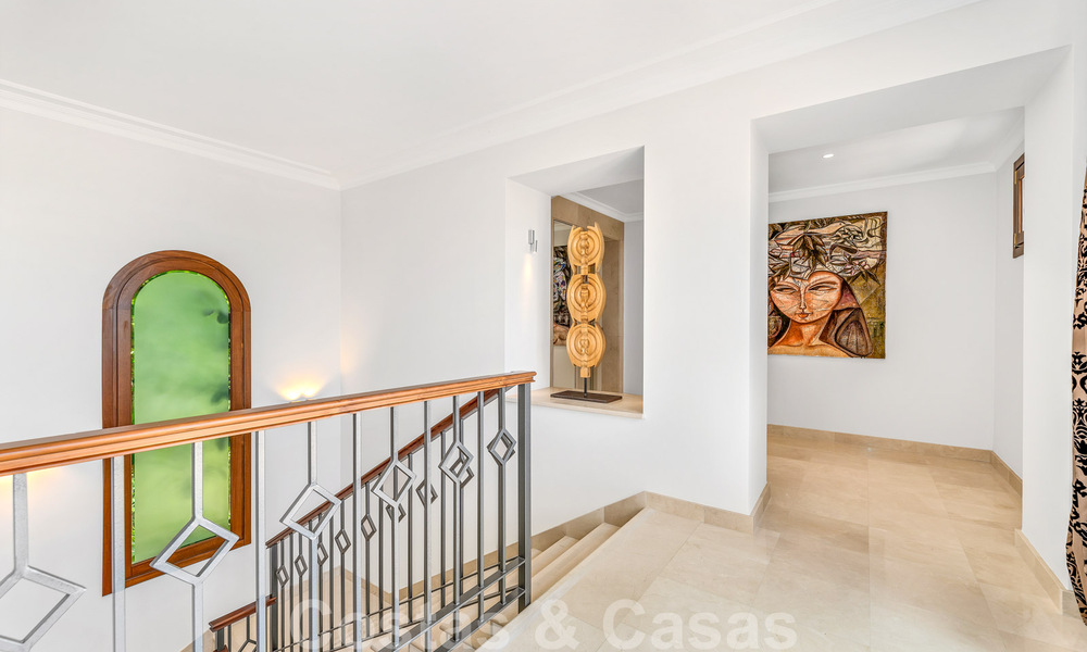Ruime luxevilla te koop, in Andalusische stijl gesitueerd op een hoge positie in Nueva Andalucia, Marbella 45078