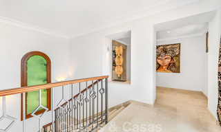 Ruime luxevilla te koop, in Andalusische stijl gesitueerd op een hoge positie in Nueva Andalucia, Marbella 45078 