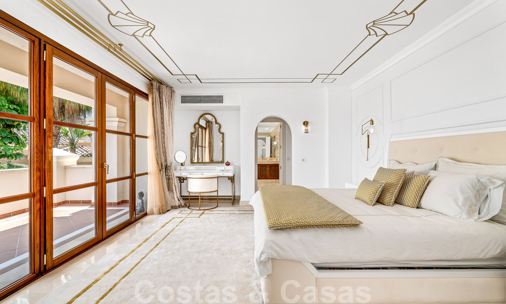 Ruime luxevilla te koop, in Andalusische stijl gesitueerd op een hoge positie in Nueva Andalucia, Marbella 45082
