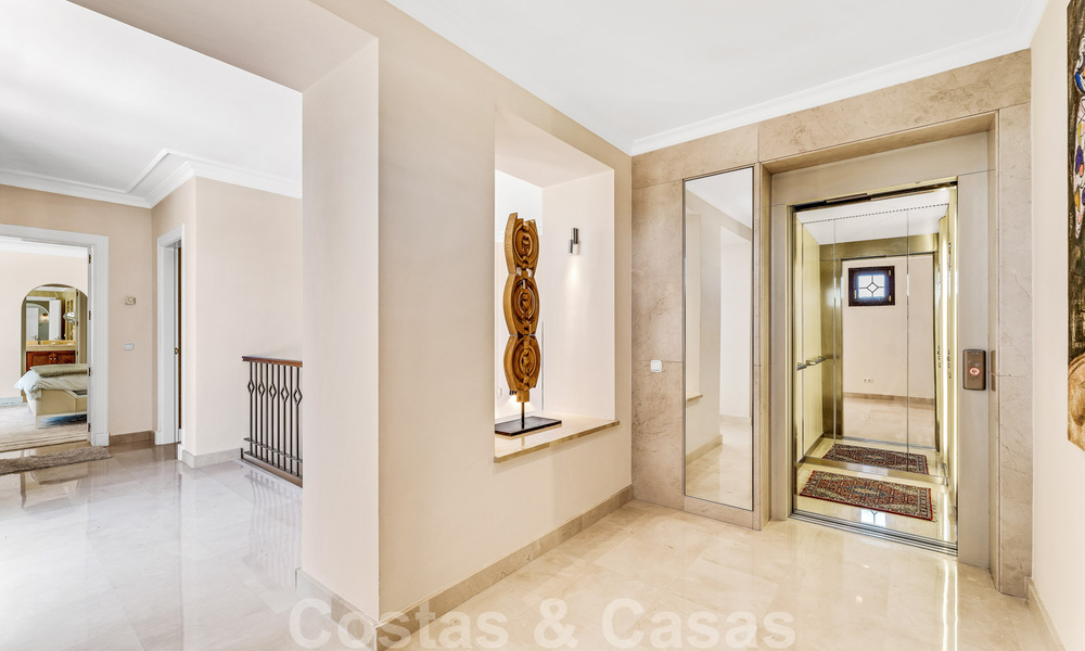 Ruime luxevilla te koop, in Andalusische stijl gesitueerd op een hoge positie in Nueva Andalucia, Marbella 45089