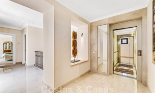 Ruime luxevilla te koop, in Andalusische stijl gesitueerd op een hoge positie in Nueva Andalucia, Marbella 45089 