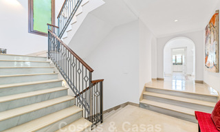 Ruime luxevilla te koop, in Andalusische stijl gesitueerd op een hoge positie in Nueva Andalucia, Marbella 45101 