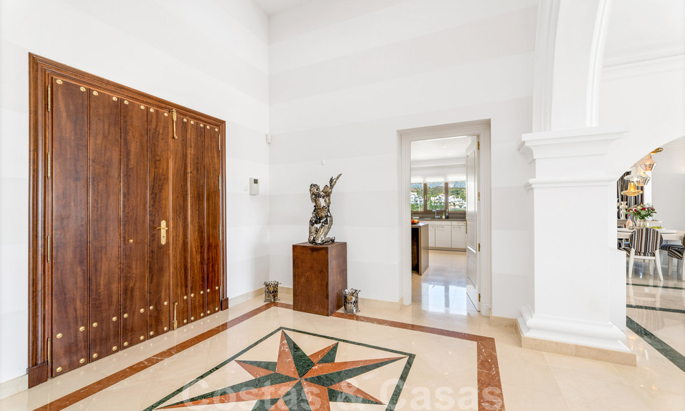 Ruime luxevilla te koop, in Andalusische stijl gesitueerd op een hoge positie in Nueva Andalucia, Marbella 45102