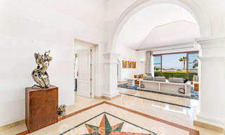 Ruime luxevilla te koop, in Andalusische stijl gesitueerd op een hoge positie in Nueva Andalucia, Marbella 45103 