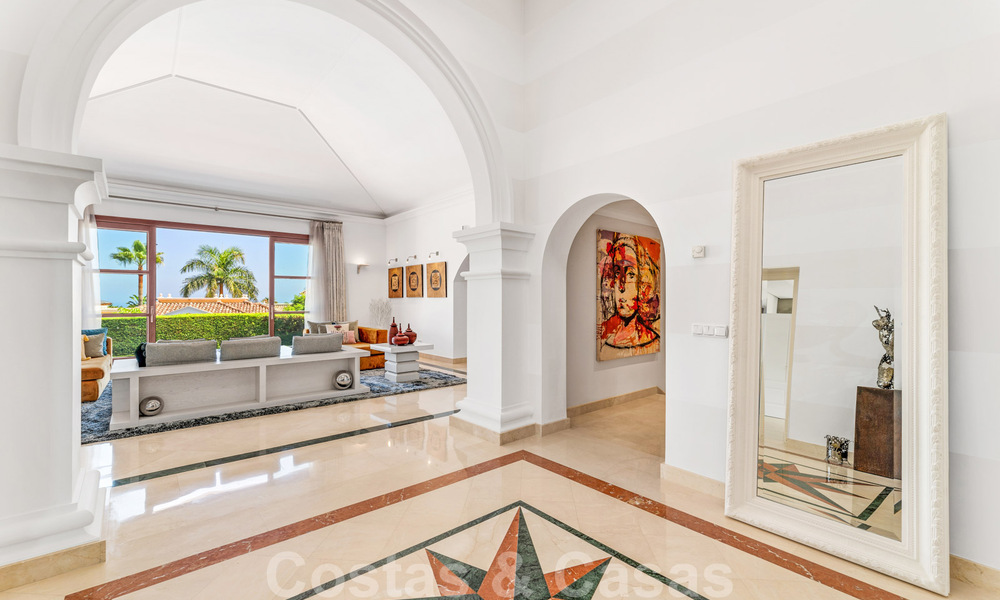 Ruime luxevilla te koop, in Andalusische stijl gesitueerd op een hoge positie in Nueva Andalucia, Marbella 45104