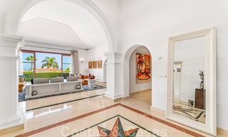 Ruime luxevilla te koop, in Andalusische stijl gesitueerd op een hoge positie in Nueva Andalucia, Marbella 45104 