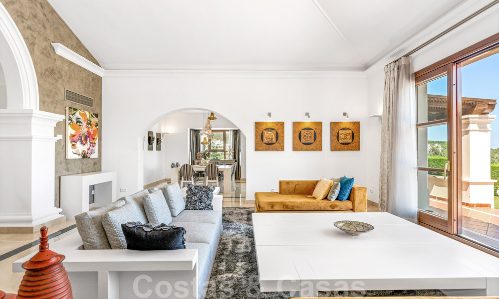 Ruime luxevilla te koop, in Andalusische stijl gesitueerd op een hoge positie in Nueva Andalucia, Marbella 45108