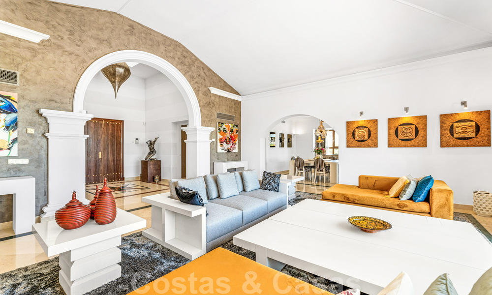 Ruime luxevilla te koop, in Andalusische stijl gesitueerd op een hoge positie in Nueva Andalucia, Marbella 45118