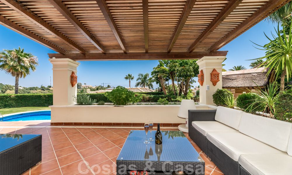 Ruime luxevilla te koop, in Andalusische stijl gesitueerd op een hoge positie in Nueva Andalucia, Marbella 45120