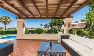 Ruime luxevilla te koop, in Andalusische stijl gesitueerd op een hoge positie in Nueva Andalucia, Marbella 45120 