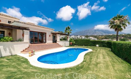 Ruime luxevilla te koop, in Andalusische stijl gesitueerd op een hoge positie in Nueva Andalucia, Marbella 45125