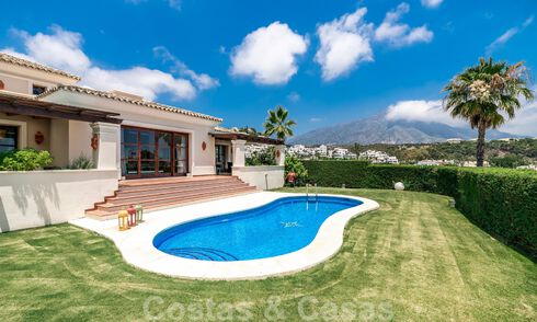 Ruime luxevilla te koop, in Andalusische stijl gesitueerd op een hoge positie in Nueva Andalucia, Marbella 45125