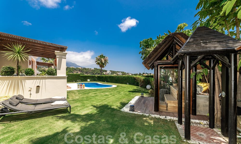 Ruime luxevilla te koop, in Andalusische stijl gesitueerd op een hoge positie in Nueva Andalucia, Marbella 45127