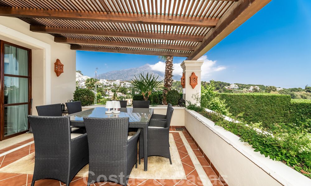 Ruime luxevilla te koop, in Andalusische stijl gesitueerd op een hoge positie in Nueva Andalucia, Marbella 45128