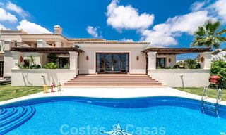 Ruime luxevilla te koop, in Andalusische stijl gesitueerd op een hoge positie in Nueva Andalucia, Marbella 45129 