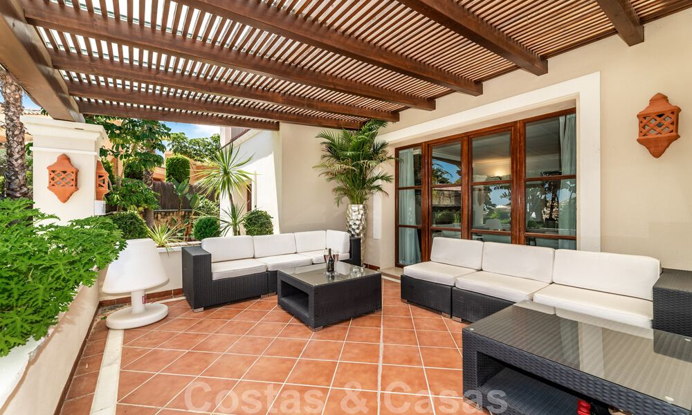 Ruime luxevilla te koop, in Andalusische stijl gesitueerd op een hoge positie in Nueva Andalucia, Marbella 45130