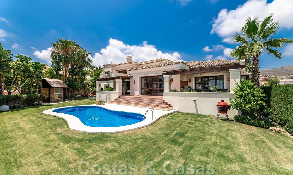 Ruime luxevilla te koop, in Andalusische stijl gesitueerd op een hoge positie in Nueva Andalucia, Marbella 45131