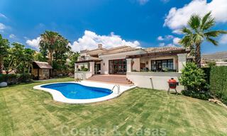 Ruime luxevilla te koop, in Andalusische stijl gesitueerd op een hoge positie in Nueva Andalucia, Marbella 45131 