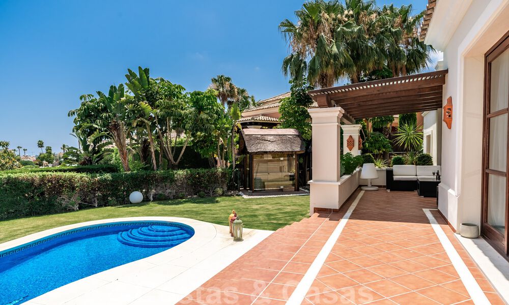 Ruime luxevilla te koop, in Andalusische stijl gesitueerd op een hoge positie in Nueva Andalucia, Marbella 45133
