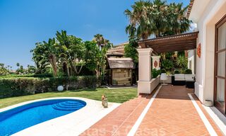 Ruime luxevilla te koop, in Andalusische stijl gesitueerd op een hoge positie in Nueva Andalucia, Marbella 45133 