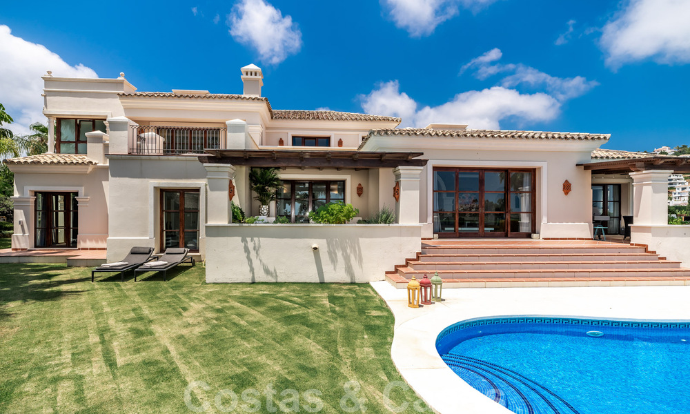 Ruime luxevilla te koop, in Andalusische stijl gesitueerd op een hoge positie in Nueva Andalucia, Marbella 45134