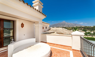 Ruime luxevilla te koop, in Andalusische stijl gesitueerd op een hoge positie in Nueva Andalucia, Marbella 45136 