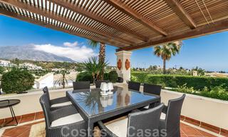 Ruime luxevilla te koop, in Andalusische stijl gesitueerd op een hoge positie in Nueva Andalucia, Marbella 45137 