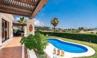 Ruime luxevilla te koop, in Andalusische stijl gesitueerd op een hoge positie in Nueva Andalucia, Marbella 45138 