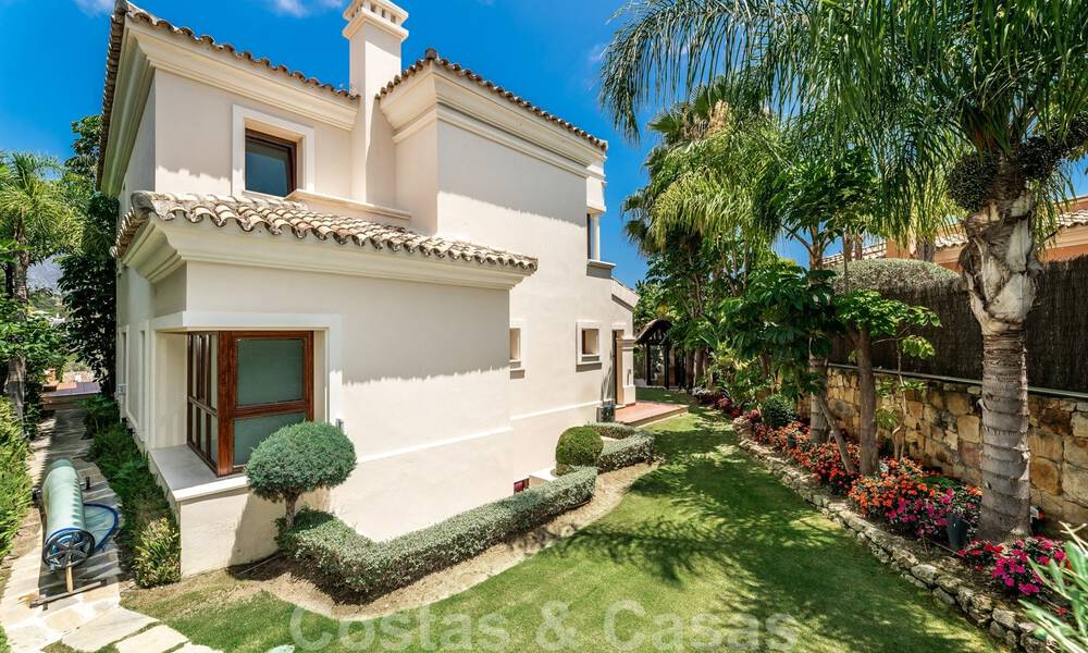 Ruime luxevilla te koop, in Andalusische stijl gesitueerd op een hoge positie in Nueva Andalucia, Marbella 45140