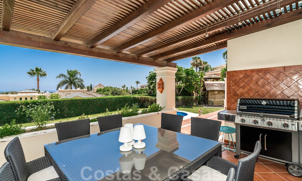 Ruime luxevilla te koop, in Andalusische stijl gesitueerd op een hoge positie in Nueva Andalucia, Marbella 45145