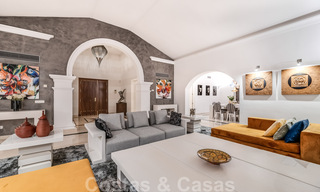 Ruime luxevilla te koop, in Andalusische stijl gesitueerd op een hoge positie in Nueva Andalucia, Marbella 45151 