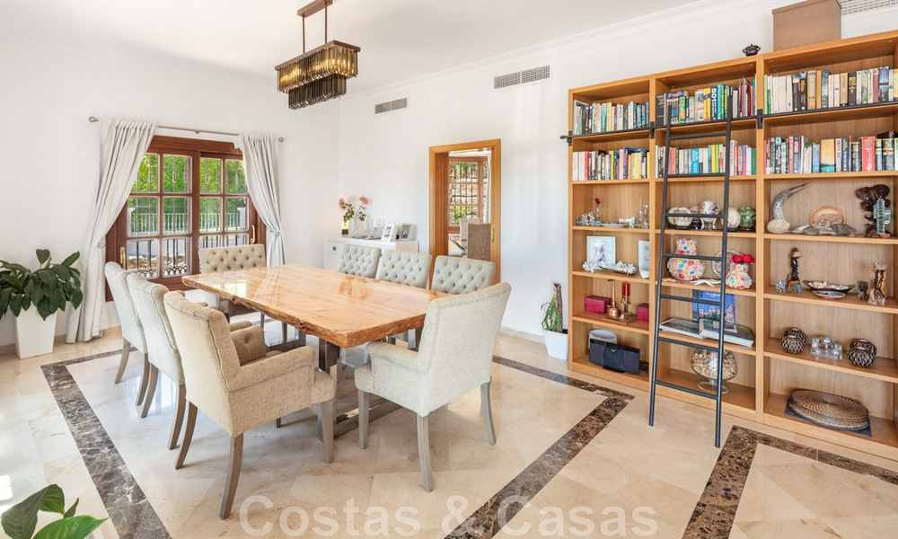 Ruime, charmante luxevilla te koop, in een geprefereerde residentiële woonwijk op de New Golden Mile, Benahavis - Marbella 45603