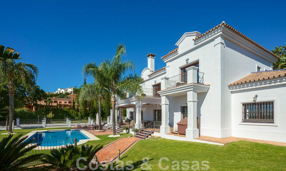 Ruime, charmante luxevilla te koop, in een geprefereerde residentiële woonwijk op de New Golden Mile, Benahavis - Marbella 45605