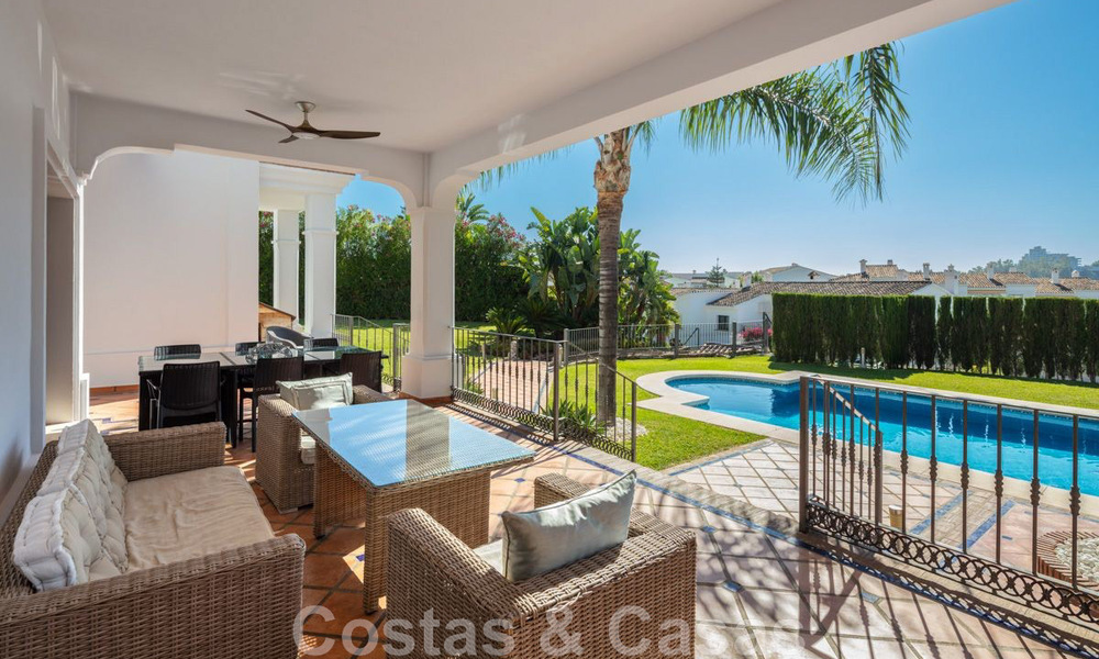 Ruime, charmante luxevilla te koop, in een geprefereerde residentiële woonwijk op de New Golden Mile, Benahavis - Marbella 45606