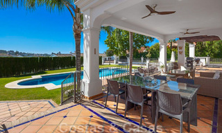 Ruime, charmante luxevilla te koop, in een geprefereerde residentiële woonwijk op de New Golden Mile, Benahavis - Marbella 45608 