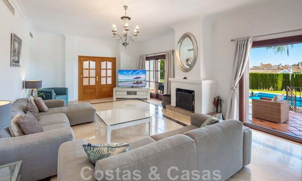 Ruime, charmante luxevilla te koop, in een geprefereerde residentiële woonwijk op de New Golden Mile, Benahavis - Marbella 45609