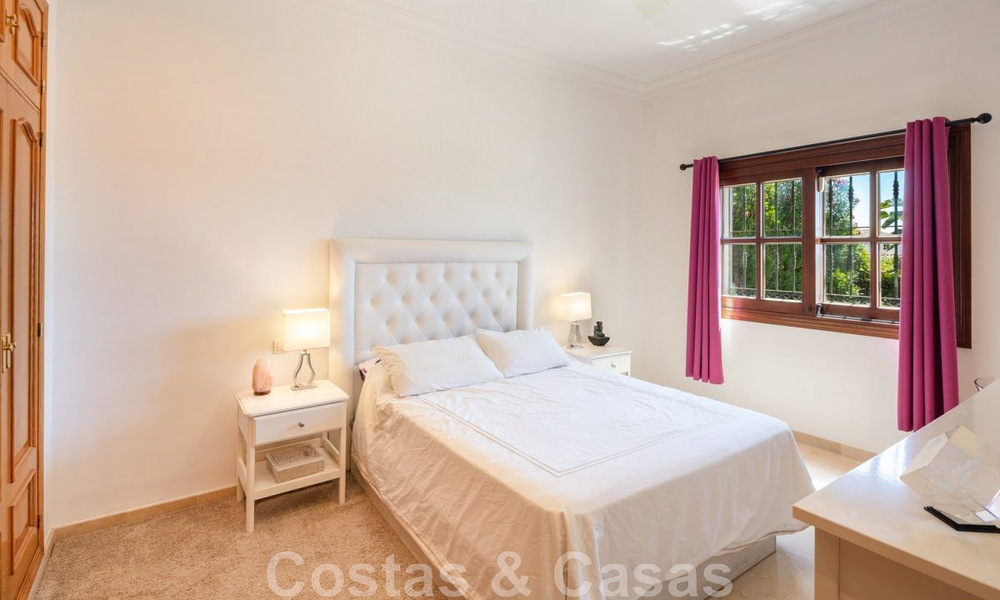 Ruime, charmante luxevilla te koop, in een geprefereerde residentiële woonwijk op de New Golden Mile, Benahavis - Marbella 45615