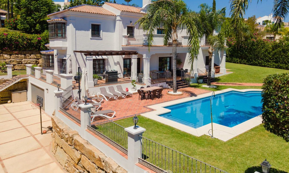 Ruime, charmante luxevilla te koop, in een geprefereerde residentiële woonwijk op de New Golden Mile, Benahavis - Marbella 45622
