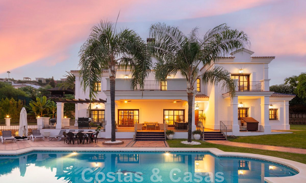 Ruime, charmante luxevilla te koop, in een geprefereerde residentiële woonwijk op de New Golden Mile, Benahavis - Marbella 45624