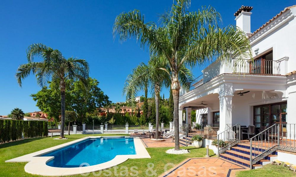 Ruime, charmante luxevilla te koop, in een geprefereerde residentiële woonwijk op de New Golden Mile, Benahavis - Marbella 45625