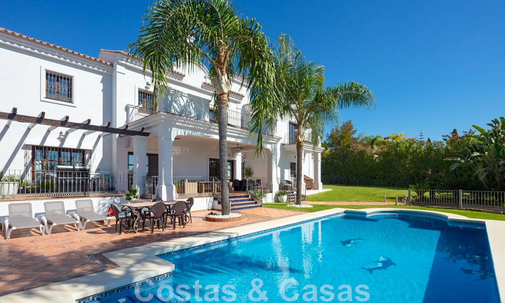 Ruime, charmante luxevilla te koop, in een geprefereerde residentiële woonwijk op de New Golden Mile, Benahavis - Marbella 45626