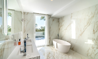 Unieke luxevilla te koop in een moderne, Andalusische bouwstijl, met zeezicht, op loopafstand van Puerto Banus, Marbella 45821 