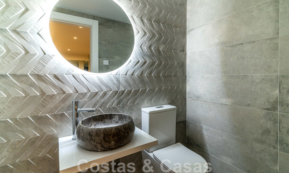 Unieke luxevilla te koop in een moderne, Andalusische bouwstijl, met zeezicht, op loopafstand van Puerto Banus, Marbella 45829