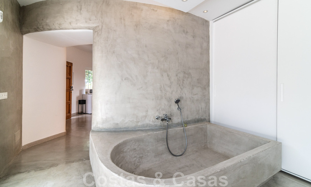 Unieke luxevilla te koop in een moderne, Andalusische bouwstijl, met zeezicht, op loopafstand van Puerto Banus, Marbella 45832