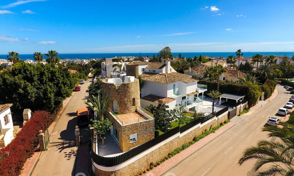 Unieke luxevilla te koop in een moderne, Andalusische bouwstijl, met zeezicht, op loopafstand van Puerto Banus, Marbella 45841